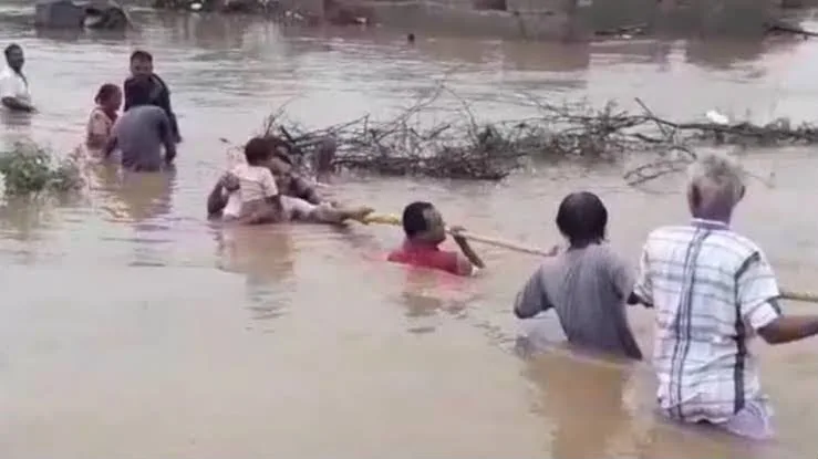 गुजरात में बाढ़: भारी बारिश से हाहाकार, रेड अलर्ट जारी, 500 से अधिक बचाए गए