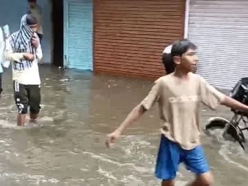 श्योपुर में नाले फेल: 30 मिनट की बारिश ने शहर को किया पंगु, नागरिक अव्यवस्थाएं उजागर