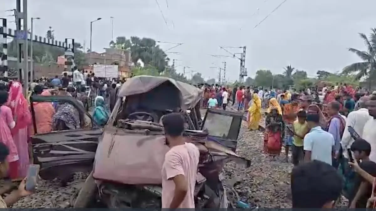 मुर्शिदाबाद में दर्दनाक रेल हादसा: स्कूल वैन ट्रेन की चपेट में, 3 की मौत