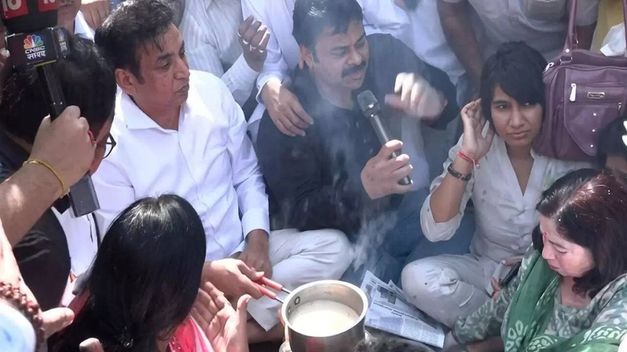 एलपीजी की कमी के विरोध में कांग्रेस ने दिल्ली में मंत्री के इस्तीफे की मांग की