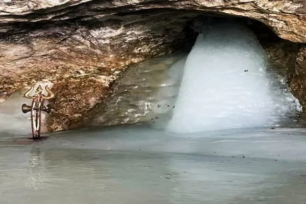 Amarnath Yatra Temporarily Suspended: Pahalgam-Baltal Routes Closed Amid Heavy Rain Alert