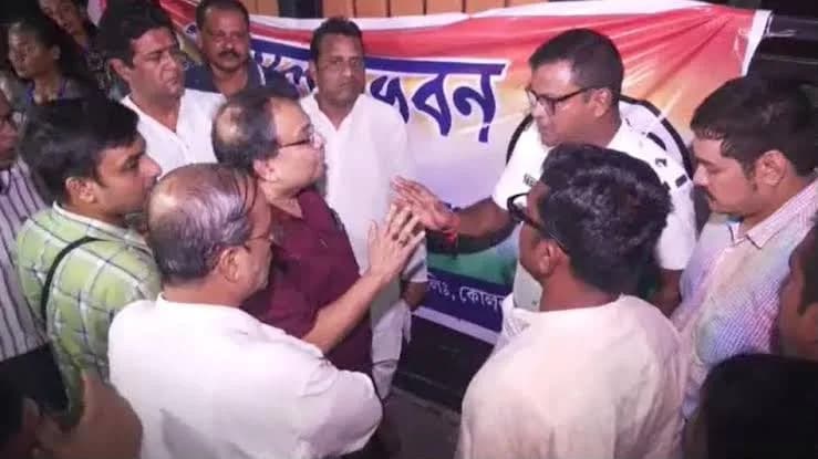 TMC संकट में: बागी गुट का पार्टी मुख्यालय पर कब्जा, चुनाव चिन्ह पर भी नजर