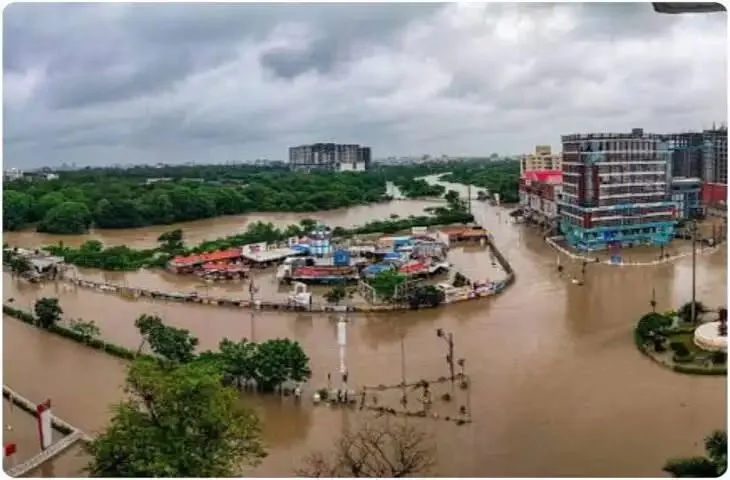 गुजरात में भारी बारिश से बाढ़, जीवन अस्त-व्यस्त, प्रशासन अलर्ट पर