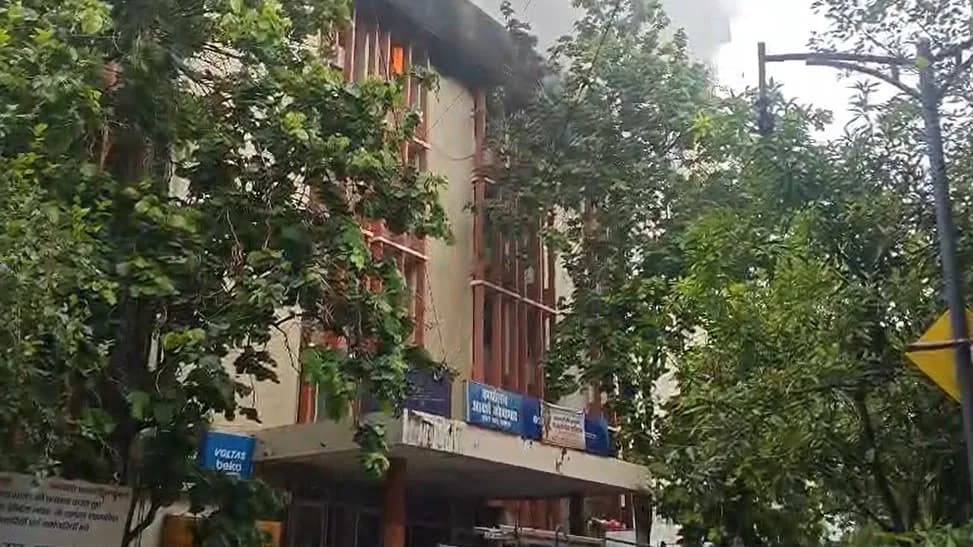 लखनऊ के जवाहर भवन में भीषण आग, खाद्य विभाग प्रभावित