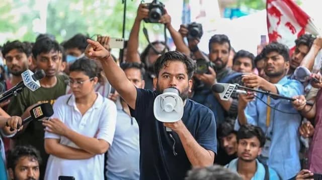Thousands of 'Cockroach Protesters' to March on Parliament for Education Reforms