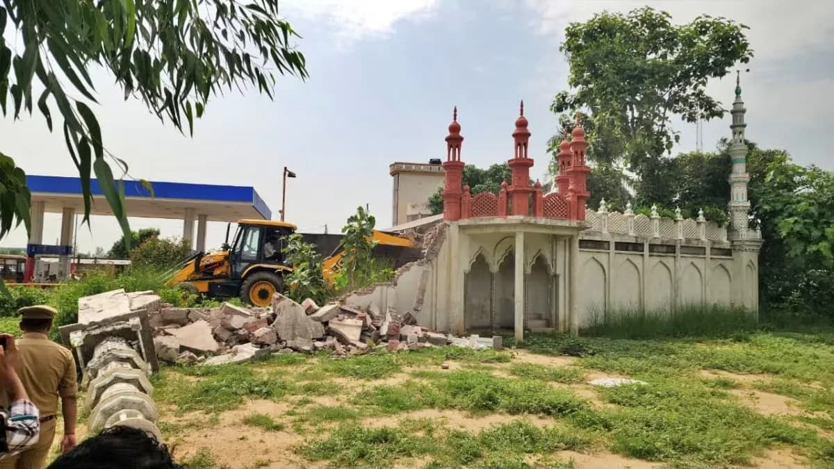 संभल में सरकारी ज़मीन पर बने अवैध ईदगाह और मीनार पर चला बुलडोजर