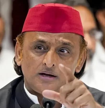 अखिलेश यादव ने साधा निशाना, कहा- राजनीतिक प्रतिद्वंद्वी एक-दूसरे को दे रहे हैं धोखा