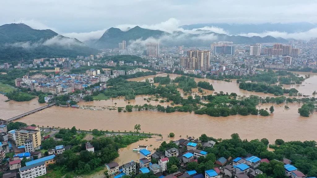 मानसून का कहर: बाढ़ और भूस्खलन से जूझ रहा भारत