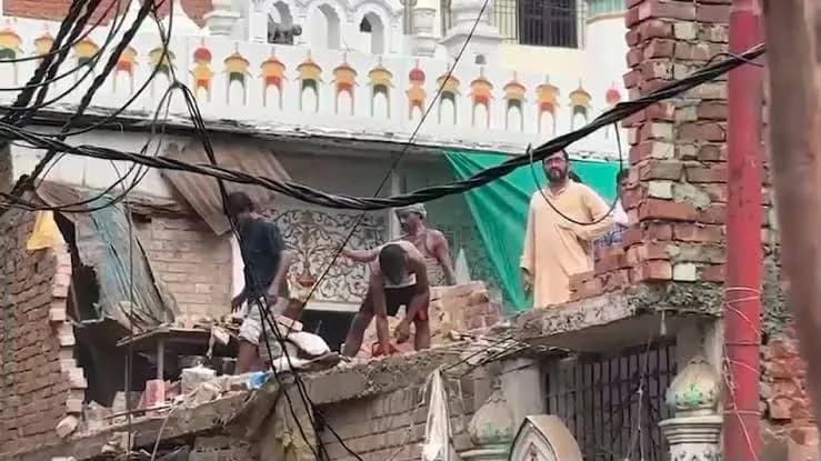 वाराणसी: मंदिर गलियारे के विस्तार के लिए मस्जिदों का विध्वंस