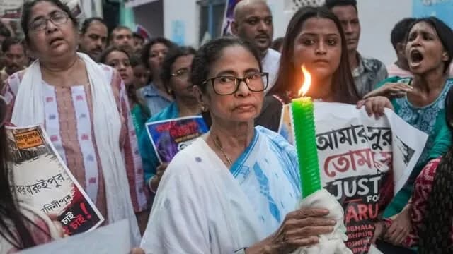 बंगाल की सीएम ने 11 वर्षीय बच्ची को न्याय दिलाने के लिए कैंडल मार्च का नेतृत्व किया