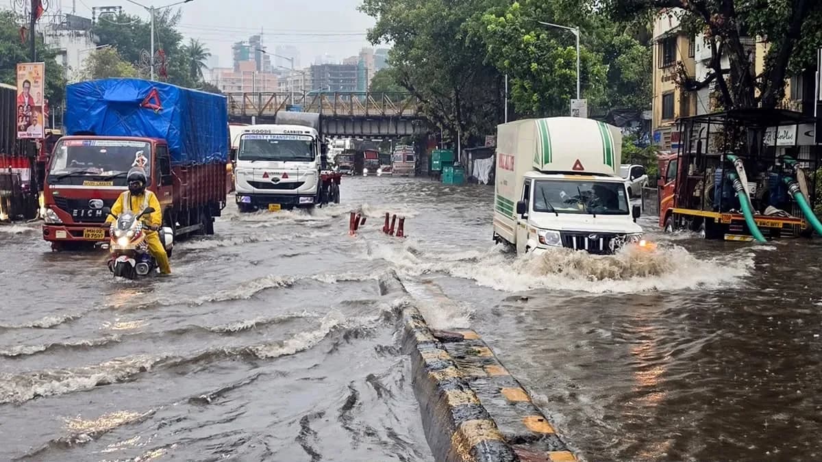 मुंबई में मूसलाधार बारिश से जनजीवन अस्त-व्यस्त: व्यापक जलभराव और व्यवधान