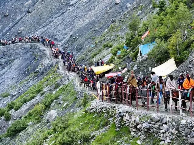 भारी बारिश और भूस्खलन के कारण अमरनाथ यात्रा रोकी गई, मार्ग बंद