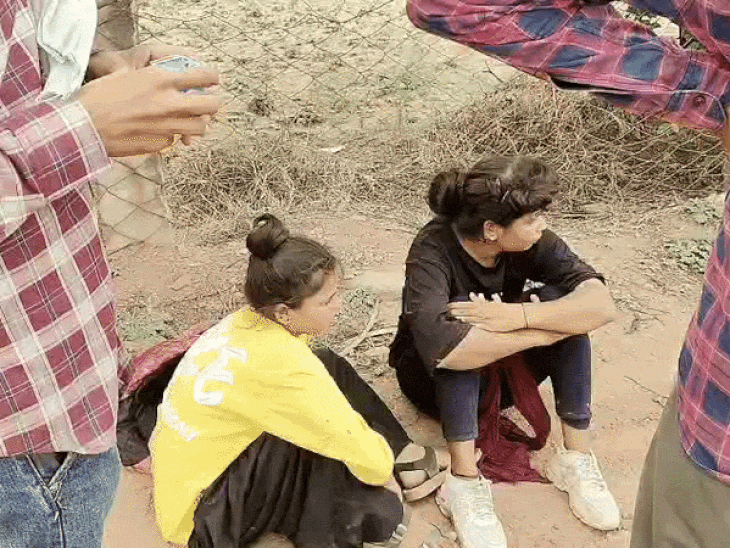 रीवा में गोमांस तस्करी का आरोप: दो महिलाएं गिरफ्तार, ग्रामीणों पर पथराव