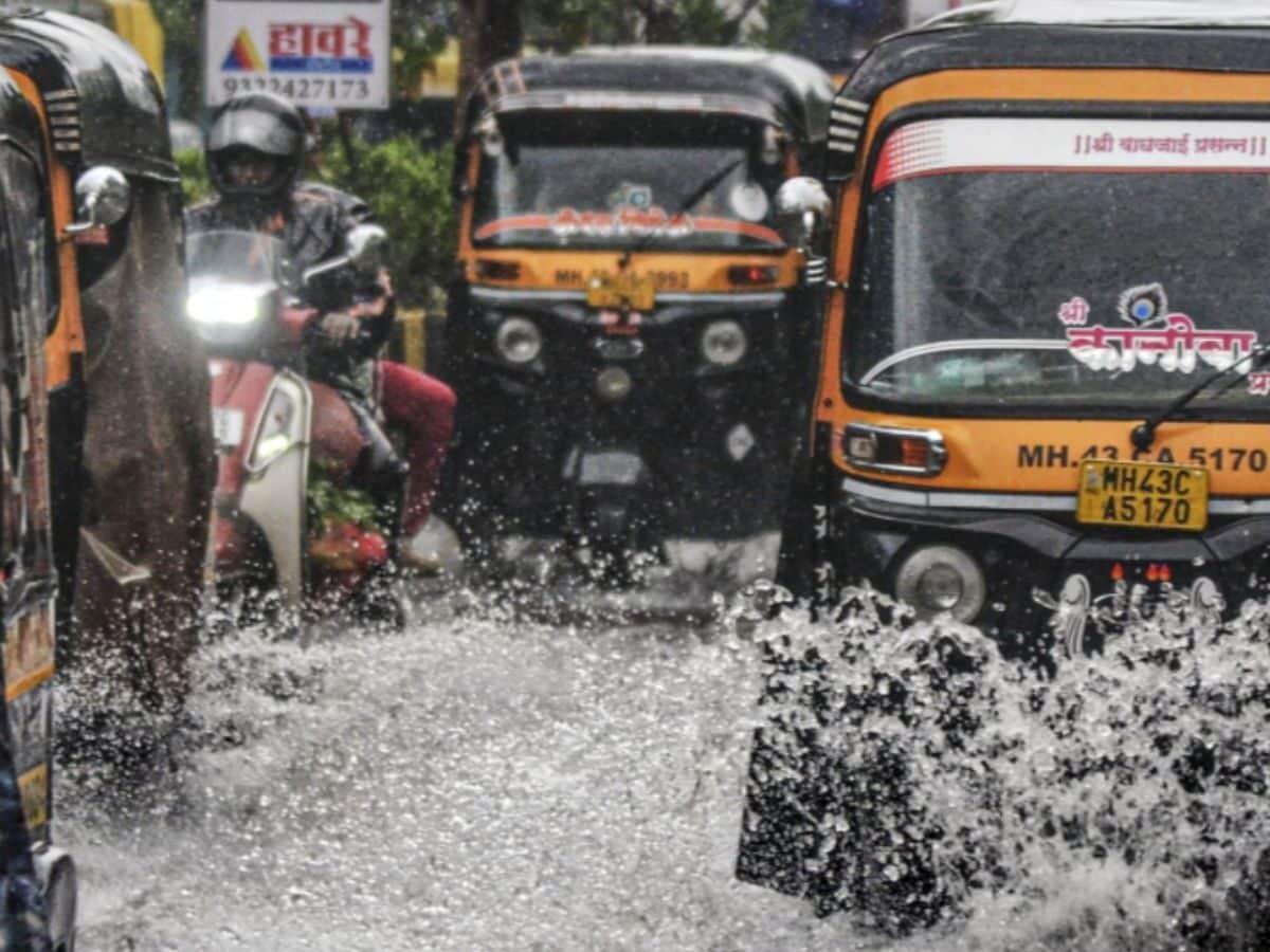 महाराष्ट्र में मूसलाधार बारिश से हाहाकार: रेड अलर्ट जारी, यातायात ठप