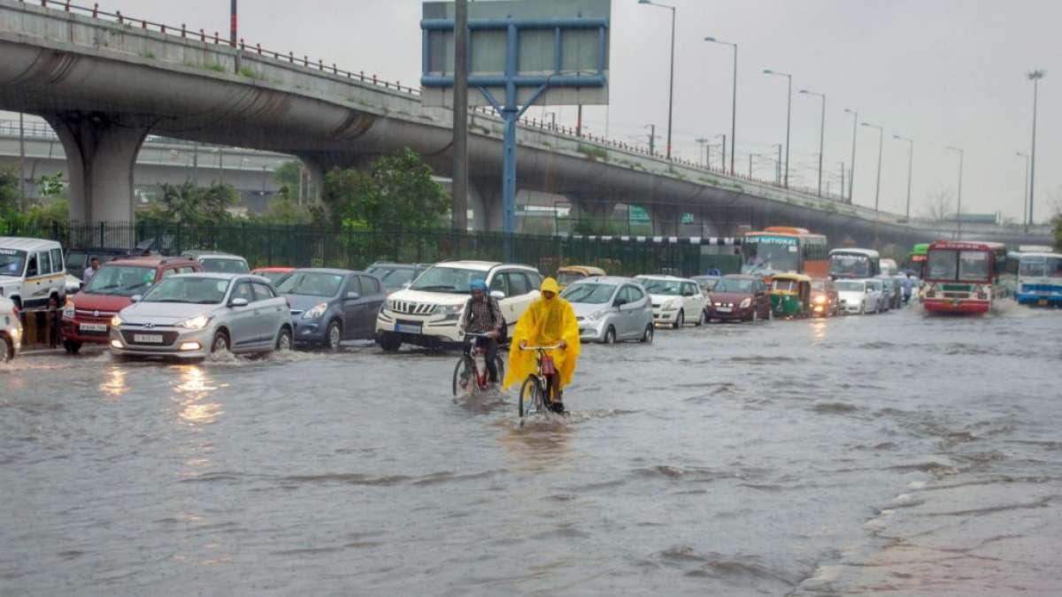 यूपी में भारी बारिश का कहर: नोएडा, गाजियाबाद डूबे, जनजीवन अस्त-व्यस्त