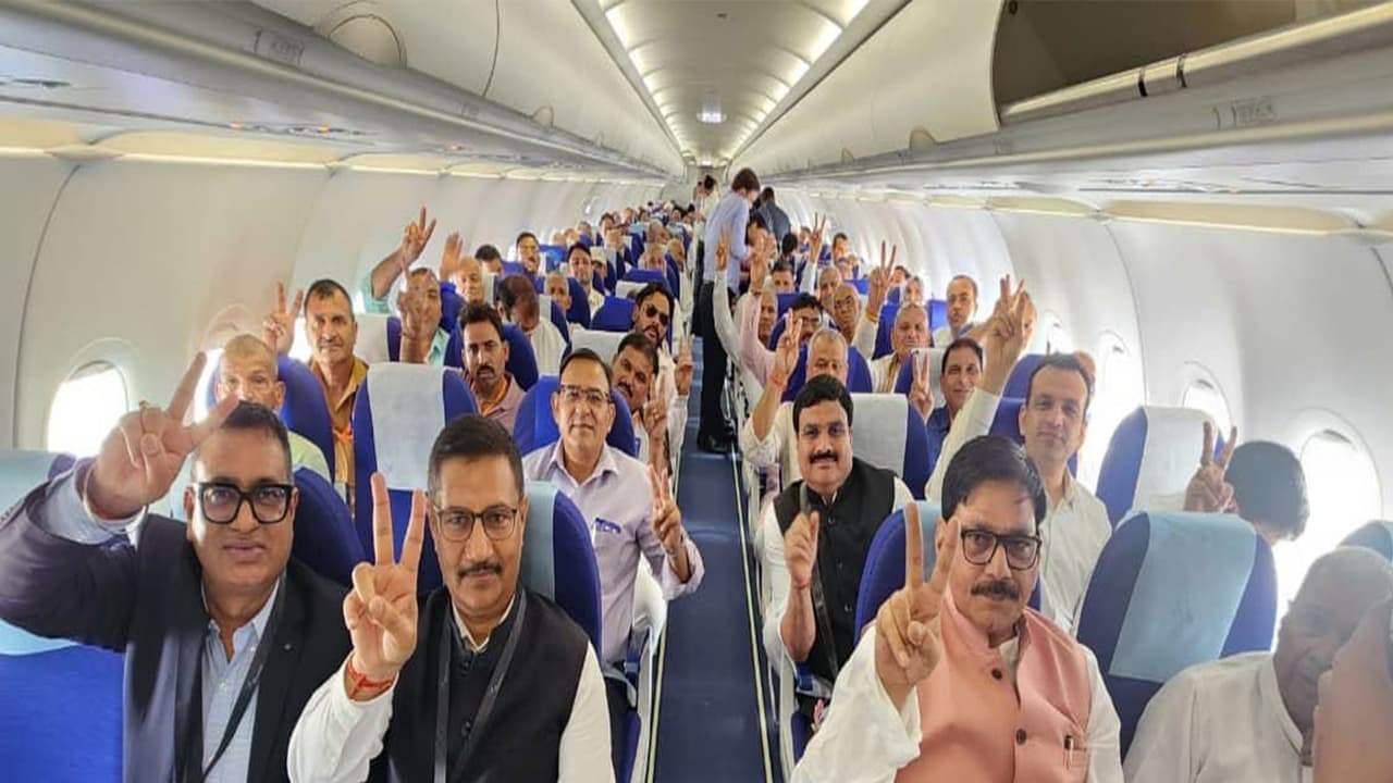 ऐतिहासिक उड़ान: जमीन देने वाले किसानों ने जेवर से लखनऊ के लिए की पहली यात्रा