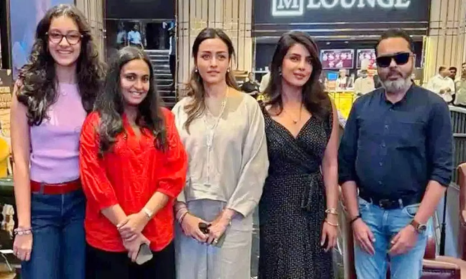 वाराणसी की शूटिंग के बीच प्रियंका चोपड़ा, नम्रता शिरोडकर और सितारा एक साथ दिखीं