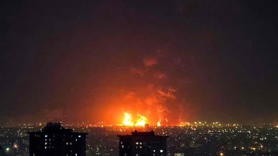 अमेरिका-ईरान युद्ध: हताहतों की संख्या बढ़ी, नेतन्याहू लक्षित, यात्रा बाधित